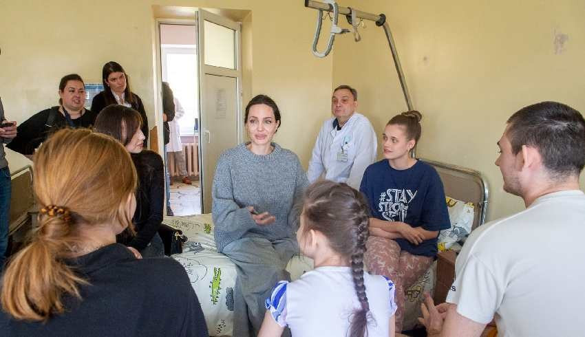 Angelina Jolie, Ukrayna'da çocukları ziyaret etti